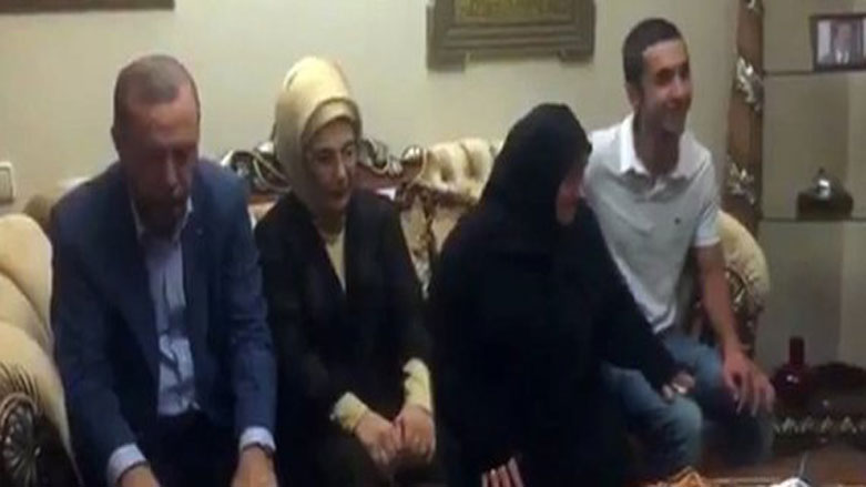 بالفيديو.. اردوغان يقرأ القرآن لاهالي ضحايا الانقلاب